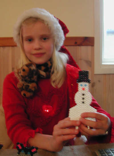 Isabella visar upp en stor sn&ouml;gubbe